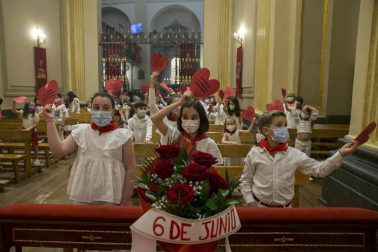 La capilla de San Fermín acogió este domingo, 6 de junio, la misa de la Escalerica sanferminera que en esta ocasión dobló la ceremonia en dos, una primera para los niños y otra para el resto de fieles.