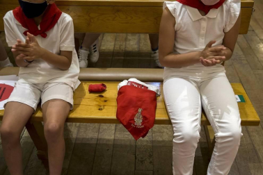 La capilla de San Fermín acogió este domingo, 6 de junio, la misa de la Escalerica sanferminera que en esta ocasión dobló la ceremonia en dos, una primera para los niños y otra para el resto de fieles.