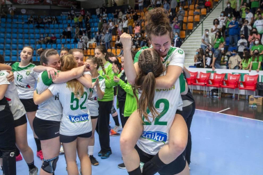 Las navarras lograron el ascenso a División de Honor Plata femenina tras vencer en la final disputada en La Catedral al Usurbil por 20-18.