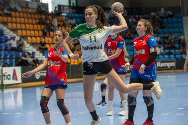 Las navarras lograron el ascenso a División de Honor Plata femenina tras vencer en la final disputada en La Catedral al Usurbil por 20-18.