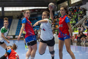 Las navarras lograron el ascenso a División de Honor Plata femenina tras vencer en la final disputada en La Catedral al Usurbil por 20-18.