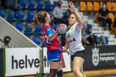 Las navarras lograron el ascenso a División de Honor Plata femenina tras vencer en la final disputada en La Catedral al Usurbil por 20-18.
