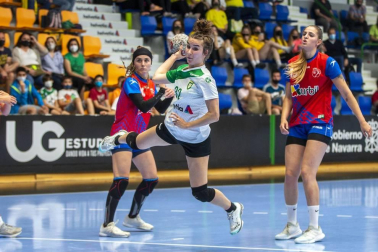 Las navarras lograron el ascenso a División de Honor Plata femenina tras vencer en la final disputada en La Catedral al Usurbil por 20-18.