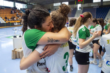 Las navarras lograron el ascenso a División de Honor Plata femenina tras vencer en la final disputada en La Catedral al Usurbil por 20-18.