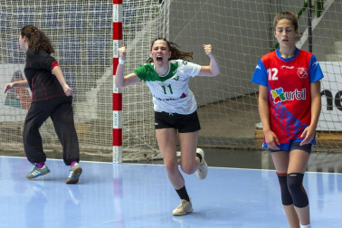 Las navarras lograron el ascenso a División de Honor Plata femenina tras vencer en la final disputada en La Catedral al Usurbil por 20-18.