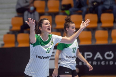 Las navarras lograron el ascenso a División de Honor Plata femenina tras vencer en la final disputada en La Catedral al Usurbil por 20-18.