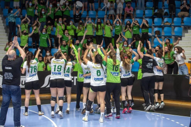 Las navarras lograron el ascenso a División de Honor Plata femenina tras vencer en la final disputada en La Catedral al Usurbil por 20-18.