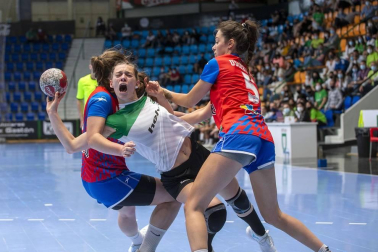Las navarras lograron el ascenso a División de Honor Plata femenina tras vencer en la final disputada en La Catedral al Usurbil por 20-18.