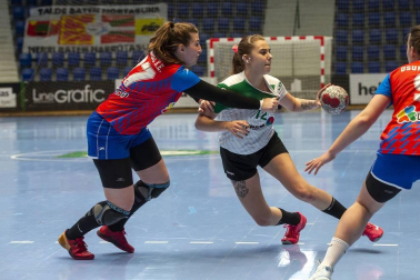 Las navarras lograron el ascenso a División de Honor Plata femenina tras vencer en la final disputada en La Catedral al Usurbil por 20-18.