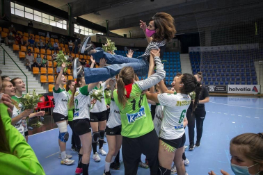 Las navarras lograron el ascenso a División de Honor Plata femenina tras vencer en la final disputada en La Catedral al Usurbil por 20-18.