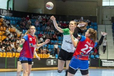 Las navarras lograron el ascenso a División de Honor Plata femenina tras vencer en la final disputada en La Catedral al Usurbil por 20-18.