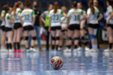 Las navarras lograron el ascenso a División de Honor Plata femenina tras vencer en la final disputada en La Catedral al Usurbil por 20-18.