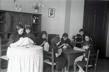 El Ayuntamiento de Pamplona inauguró la muestra en Condestable con fotografías que visibilizan la contribución de las mujeres para mantener en pie la sociedad.