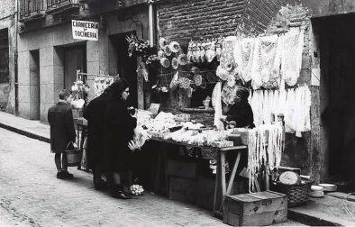 El Ayuntamiento de Pamplona inauguró la muestra en Condestable con fotografías que visibilizan la contribución de las mujeres para mantener en pie la sociedad.