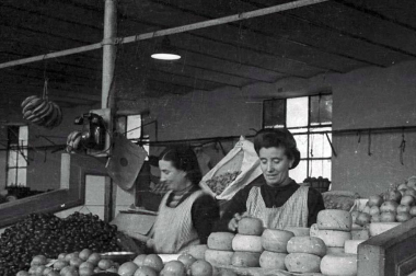 El Ayuntamiento de Pamplona inauguró la muestra en Condestable con fotografías que visibilizan la contribución de las mujeres para mantener en pie la sociedad.