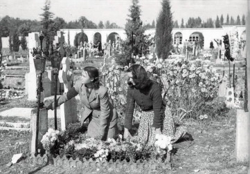El Ayuntamiento de Pamplona inauguró la muestra en Condestable con fotografías que visibilizan la contribución de las mujeres para mantener en pie la sociedad.