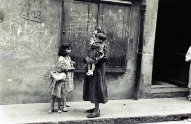 El Ayuntamiento de Pamplona inauguró la muestra en Condestable con fotografías que visibilizan la contribución de las mujeres para mantener en pie la sociedad.