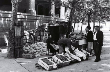 El Ayuntamiento de Pamplona inauguró la muestra en Condestable con fotografías que visibilizan la contribución de las mujeres para mantener en pie la sociedad.