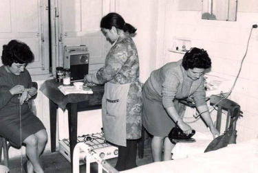 El Ayuntamiento de Pamplona inauguró la muestra en Condestable con fotografías que visibilizan la contribución de las mujeres para mantener en pie la sociedad.
