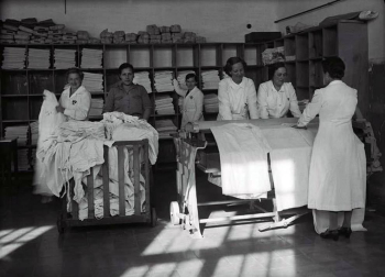 El Ayuntamiento de Pamplona inauguró la muestra en Condestable con fotografías que visibilizan la contribución de las mujeres para mantener en pie la sociedad.