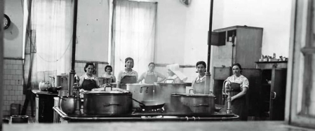 El Ayuntamiento de Pamplona inauguró la muestra en Condestable con fotografías que visibilizan la contribución de las mujeres para mantener en pie la sociedad.