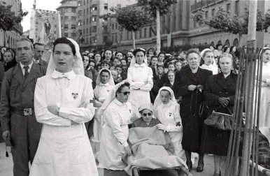 El Ayuntamiento de Pamplona inauguró la muestra en Condestable con fotografías que visibilizan la contribución de las mujeres para mantener en pie la sociedad.