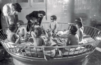 El Ayuntamiento de Pamplona inauguró la muestra en Condestable con fotografías que visibilizan la contribución de las mujeres para mantener en pie la sociedad.