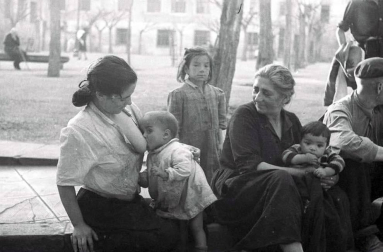El Ayuntamiento de Pamplona inauguró la muestra en Condestable con fotografías que visibilizan la contribución de las mujeres para mantener en pie la sociedad.