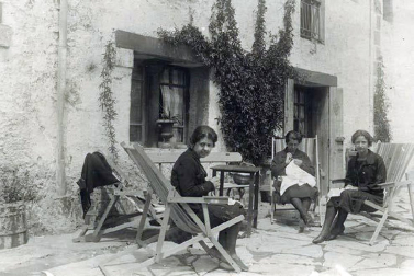 El Ayuntamiento de Pamplona inauguró la muestra en Condestable con fotografías que visibilizan la contribución de las mujeres para mantener en pie la sociedad.