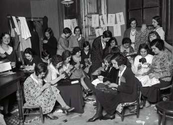 El Ayuntamiento de Pamplona inauguró la muestra en Condestable con fotografías que visibilizan la contribución de las mujeres para mantener en pie la sociedad.