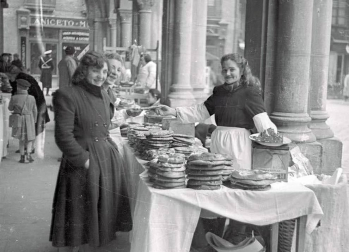 El Ayuntamiento de Pamplona inauguró la muestra en Condestable con fotografías que visibilizan la contribución de las mujeres para mantener en pie la sociedad.