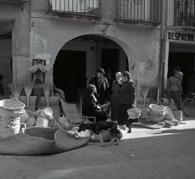 El Ayuntamiento de Pamplona inauguró la muestra en Condestable con fotografías que visibilizan la contribución de las mujeres para mantener en pie la sociedad.