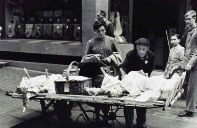 El Ayuntamiento de Pamplona inauguró la muestra en Condestable con fotografías que visibilizan la contribución de las mujeres para mantener en pie la sociedad.