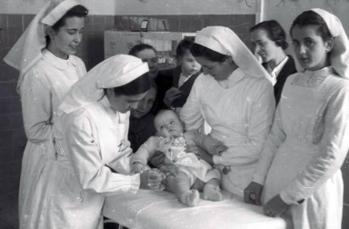 El Ayuntamiento de Pamplona inauguró la muestra en Condestable con fotografías que visibilizan la contribución de las mujeres para mantener en pie la sociedad.