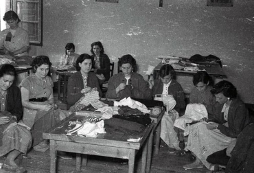 El Ayuntamiento de Pamplona inauguró la muestra en Condestable con fotografías que visibilizan la contribución de las mujeres para mantener en pie la sociedad.
