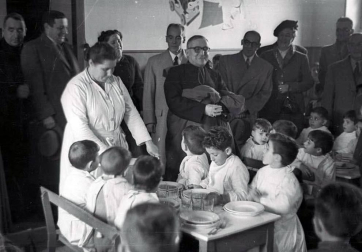 El Ayuntamiento de Pamplona inauguró la muestra en Condestable con fotografías que visibilizan la contribución de las mujeres para mantener en pie la sociedad.