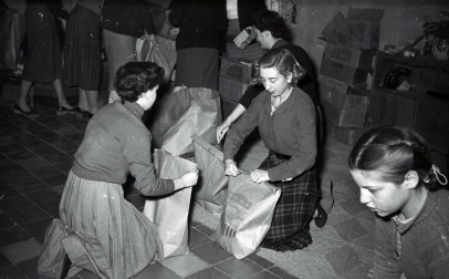 El Ayuntamiento de Pamplona inauguró la muestra en Condestable con fotografías que visibilizan la contribución de las mujeres para mantener en pie la sociedad.