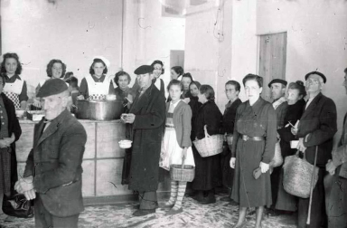 El Ayuntamiento de Pamplona inauguró la muestra en Condestable con fotografías que visibilizan la contribución de las mujeres para mantener en pie la sociedad.