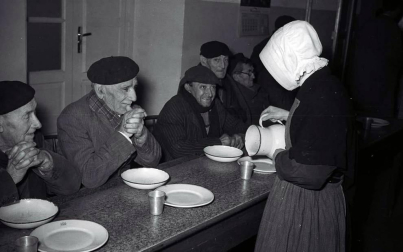 El Ayuntamiento de Pamplona inauguró la muestra en Condestable con fotografías que visibilizan la contribución de las mujeres para mantener en pie la sociedad.