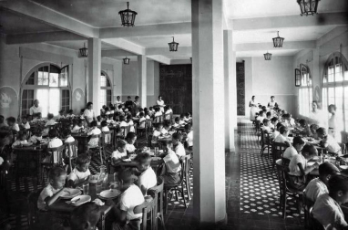 El Ayuntamiento de Pamplona inauguró la muestra en Condestable con fotografías que visibilizan la contribución de las mujeres para mantener en pie la sociedad.