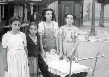 El Ayuntamiento de Pamplona inauguró la muestra en Condestable con fotografías que visibilizan la contribución de las mujeres para mantener en pie la sociedad.