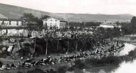 El Ayuntamiento de Pamplona inauguró la muestra en Condestable con fotografías que visibilizan la contribución de las mujeres para mantener en pie la sociedad.