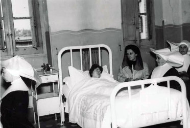 El Ayuntamiento de Pamplona inauguró la muestra en Condestable con fotografías que visibilizan la contribución de las mujeres para mantener en pie la sociedad.