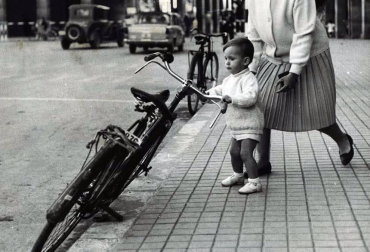 El Ayuntamiento de Pamplona inauguró la muestra en Condestable con fotografías que visibilizan la contribución de las mujeres para mantener en pie la sociedad.