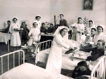 El Ayuntamiento de Pamplona inauguró la muestra en Condestable con fotografías que visibilizan la contribución de las mujeres para mantener en pie la sociedad.