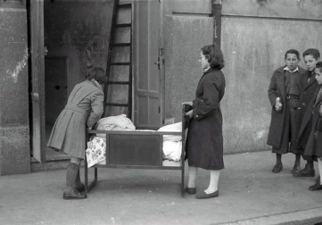 El Ayuntamiento de Pamplona inauguró la muestra en Condestable con fotografías que visibilizan la contribución de las mujeres para mantener en pie la sociedad.