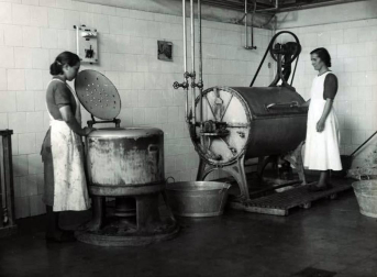 El Ayuntamiento de Pamplona inauguró la muestra en Condestable con fotografías que visibilizan la contribución de las mujeres para mantener en pie la sociedad.
