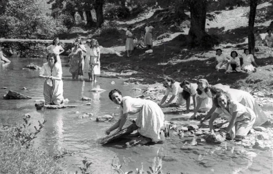 El Ayuntamiento de Pamplona inauguró la muestra en Condestable con fotografías que visibilizan la contribución de las mujeres para mantener en pie la sociedad.