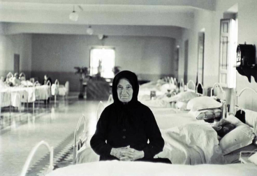 El Ayuntamiento de Pamplona inauguró la muestra en Condestable con fotografías que visibilizan la contribución de las mujeres para mantener en pie la sociedad.