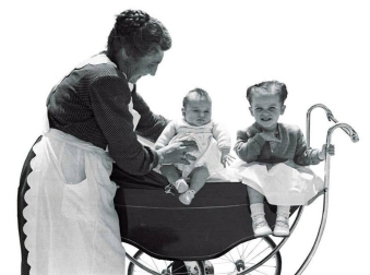 El Ayuntamiento de Pamplona inauguró la muestra en Condestable con fotografías que visibilizan la contribución de las mujeres para mantener en pie la sociedad.